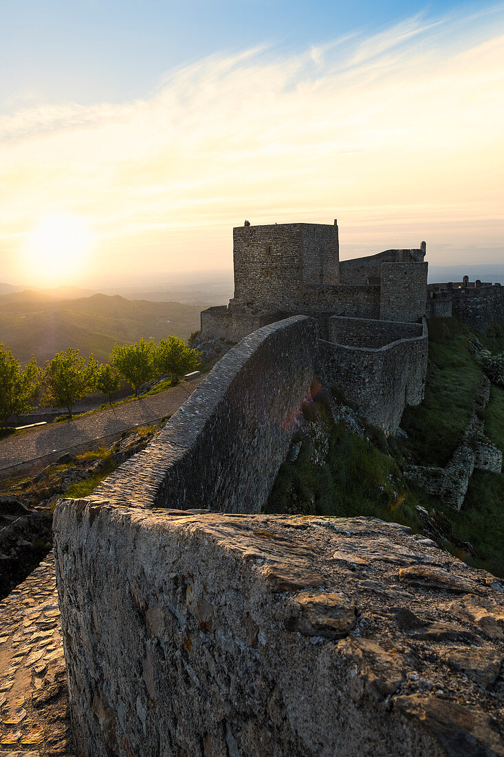 Blick entlang der Burgmauern von Marvao, Alentejo, Portugal, Europa