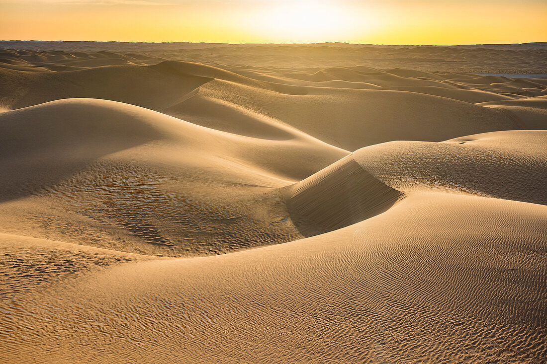 Sonnenuntergang in den riesigen Sanddünen der Sahara, Timimoun, Westalgerien, Nordafrika, Afrika