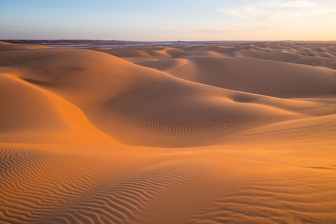 Sonnenuntergang in den riesigen Sanddünen der Sahara, Timimoun, Westalgerien, Nordafrika, Afrika