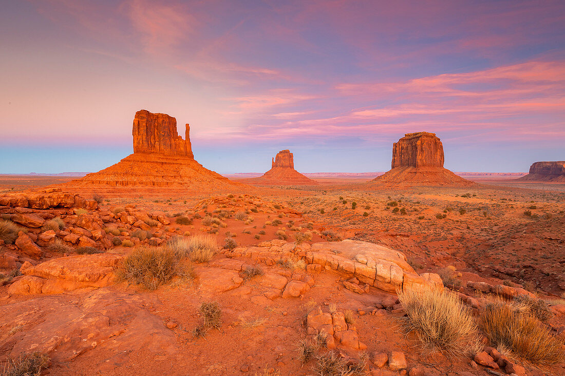 Sandsteinfelsen im Monument Valley, Navajo Tribal Park an der Grenze zwischen Arizona und Utah, Vereinigte Staaten von Amerika, Nordamerika