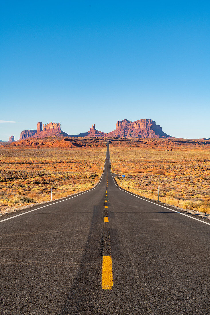 Die Straße, die zum Monument Valley, Navajo Tribal Park an der Grenze zwischen Arizona und Utah, Vereinigte Staaten von Amerika, Nordamerika führt