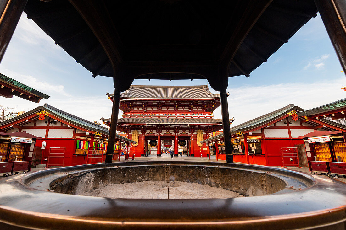 Sensoji-Tempel in der Kirschblütenzeit, Tokio, Japan, Asien