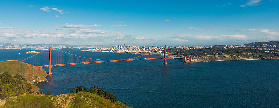 Blick auf die Stadt und die Golden Gate Bridge von Marin Headlands, San Francisco, Kalifornien, Vereinigte Staaten von Amerika, Nordamerika