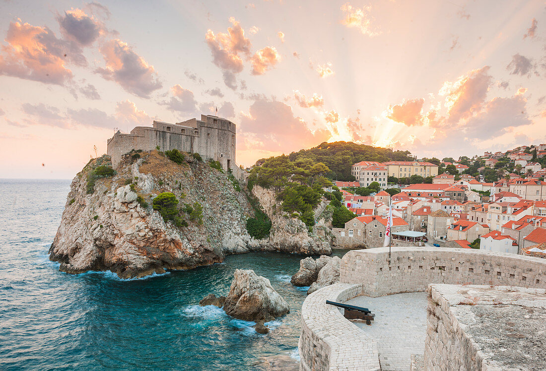 Blick auf die Altstadt von der Stadtmauer, UNESCO-Weltkulturerbe, Dubrovnik, Kroatien, Europa