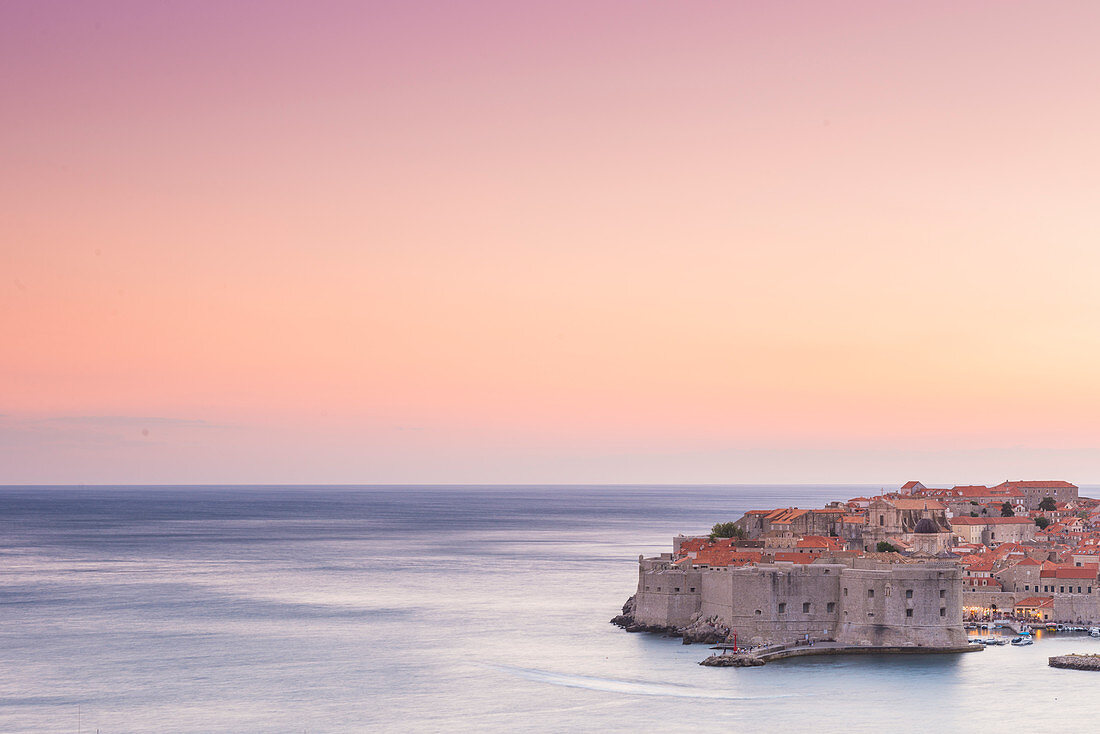 Abenddämmerung über der Altstadt, UNESCO-Weltkulturerbe, Dubrovnik, Kroatien, Europa