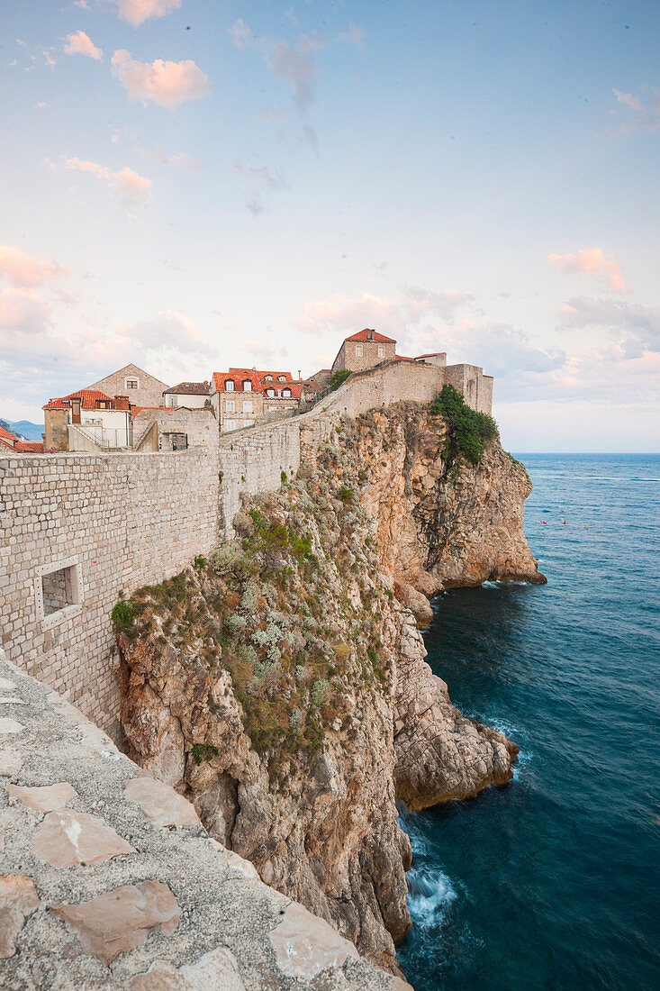 Blick auf die Altstadt von der Stadtmauer, UNESCO-Weltkulturerbe, Dubrovnik, Kroatien, Europa