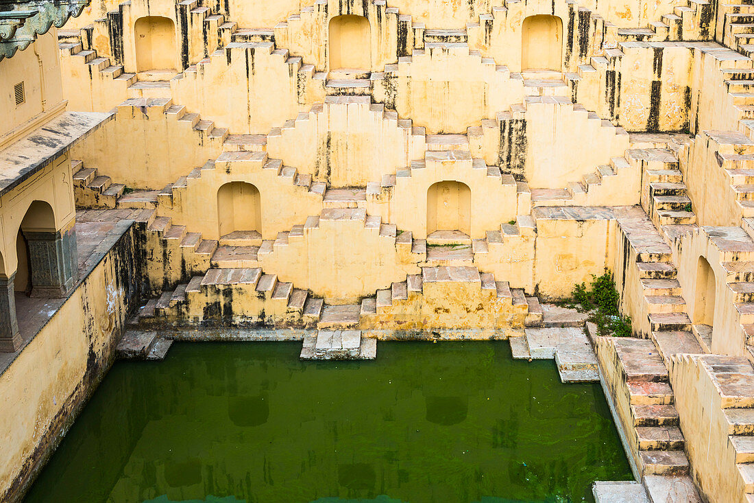 Ein Brunnen in der Nähe des Kheri-Tors, Jaipur, Rajasthan, Indien, Asien