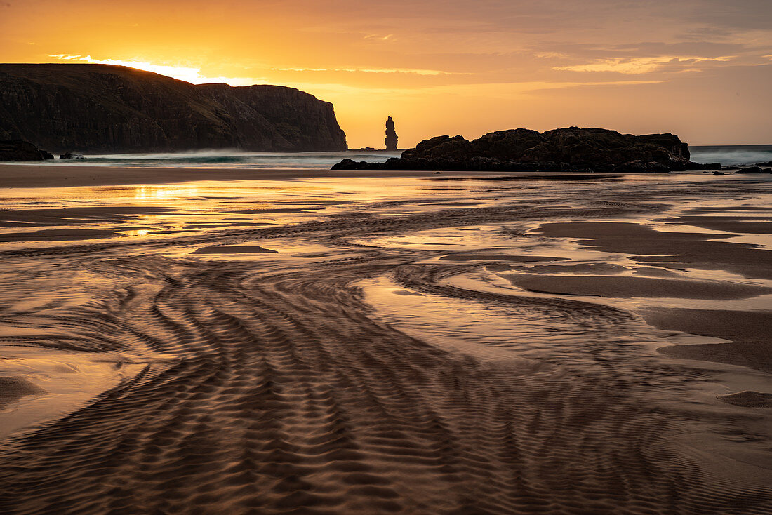 Am Buachaille Brandungspfeiler bei Sonnenuntergang, Sandwood Bay, Sutherland, Schottland, Vereinigtes Königreich, Europa