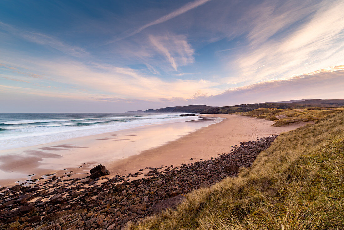 Sandwood Bay am frühen Morgen, mit Cape Wrath in der Ferne, Sutherland, Schottland, Großbritannien, Europa