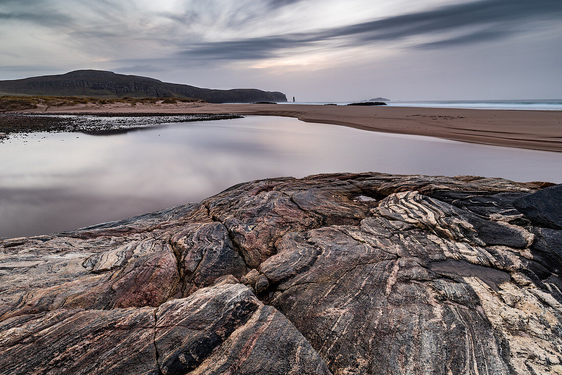 Sandwood Bay, mit Am Buachaille Brandungspfeiler in weiter Entfernung, Sutherland, Schottland, Vereinigtes Königreich, Europa