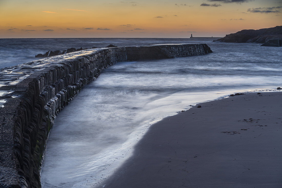 Tynemouth Pier, gesehen von Cullercoats im Morgengrauen, Tyne and Wear, England, Vereinigtes Königreich, Europa