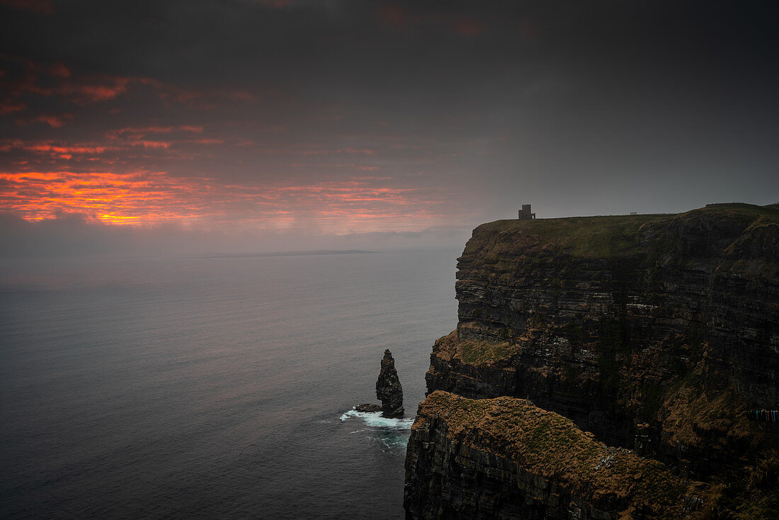 Cliffs of Moher bei Sonnenuntergang, Grafschaft Clare, Munster, Republik Irland, Europa