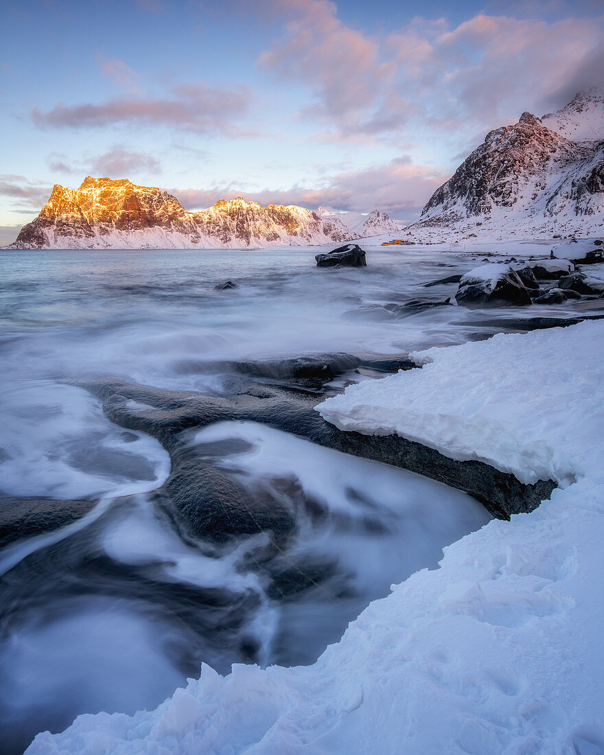 Uttakleiv Strand im Winter, Lofoten Inseln, Nordland, Arktis, Norwegen, Europa