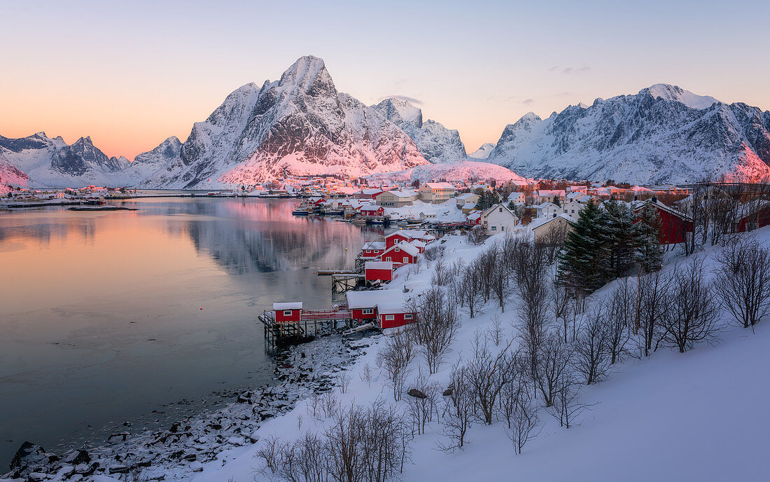 Reine Fischerdorf im Winter, Reinefjord, Moskenesoya, Lofoten, Arktis, Norwegen, Europa