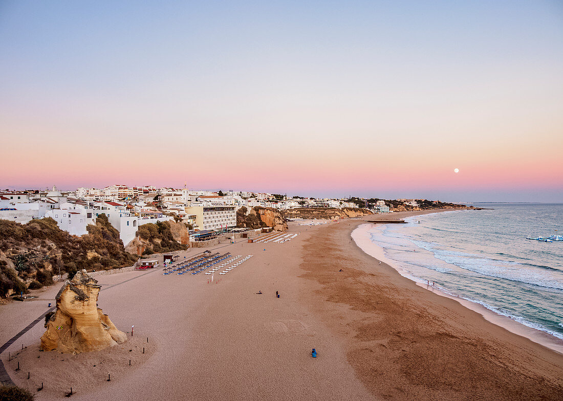 Paneco Beach in der Abenddämmerung, erhöhte Ansicht, Albufeira, Algarve, Portugal, Europa