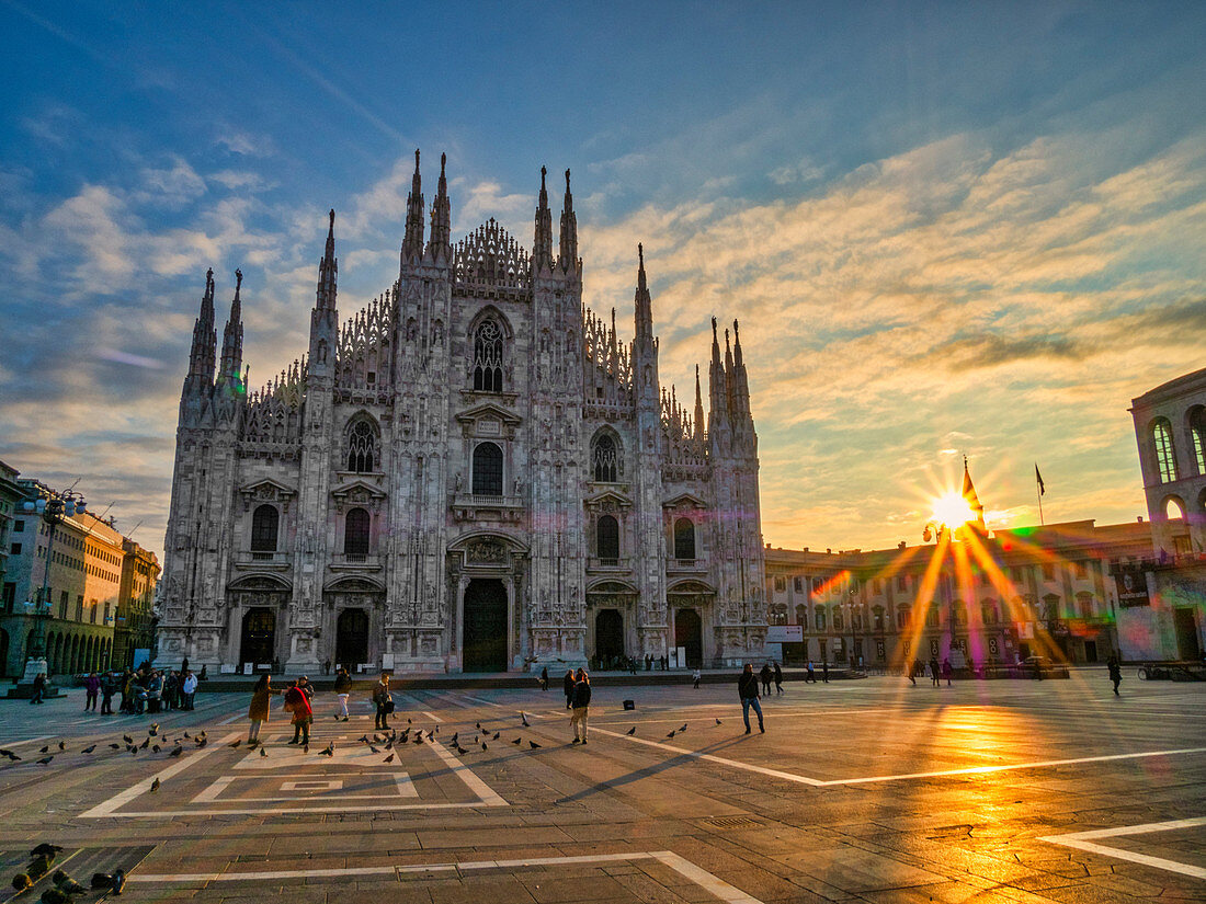 Kathedrale St. Maria der Geburt Christi (Dom) bei Sonnenaufgang, Mailand, Lombardei, Italien, Europa