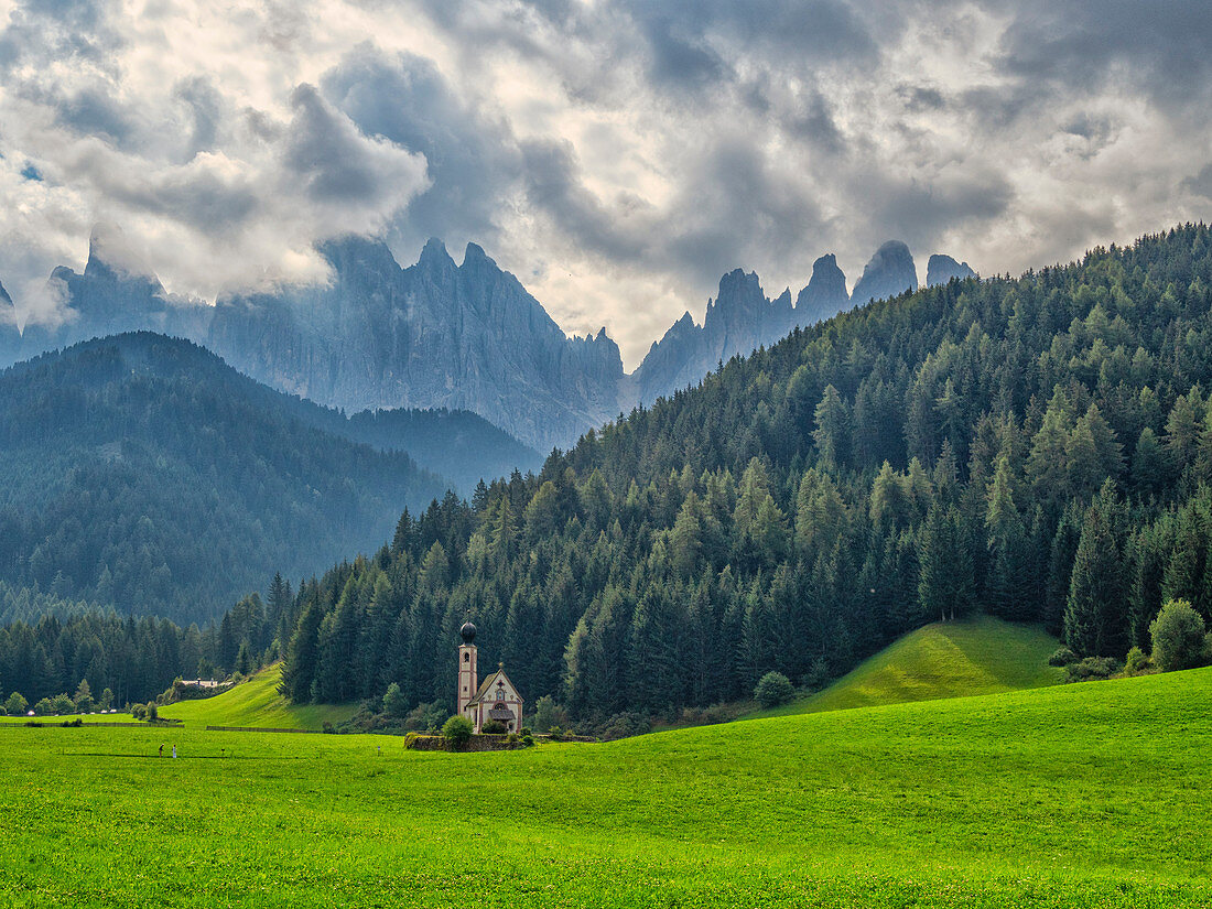 Santa Magdalena im Val di Funes, St. Johannes Kirche, Ranui, Funes-Tal, Trentino-Südtirol, Italien, Europa