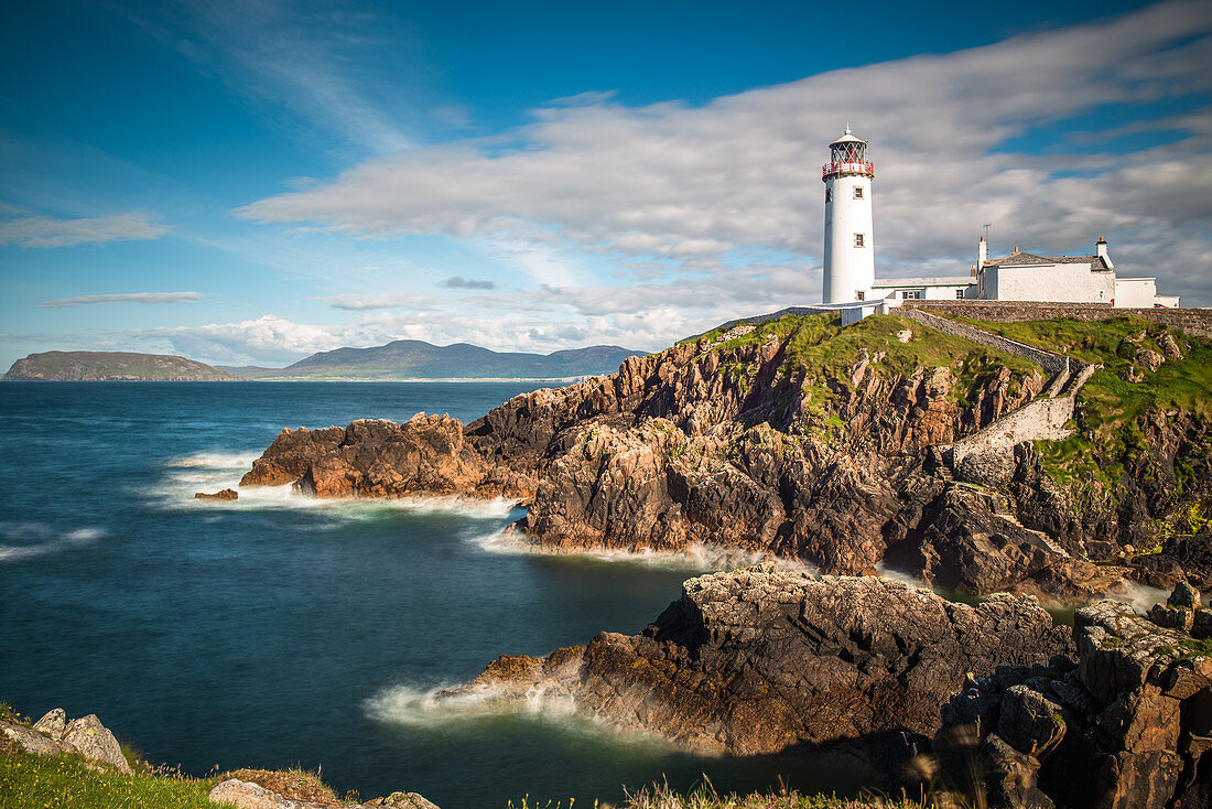 Seestück mit Fanad Head Leuchtturm an der Grafschaft Donegal Küste, Ulster Region, Republik Irland, Europa