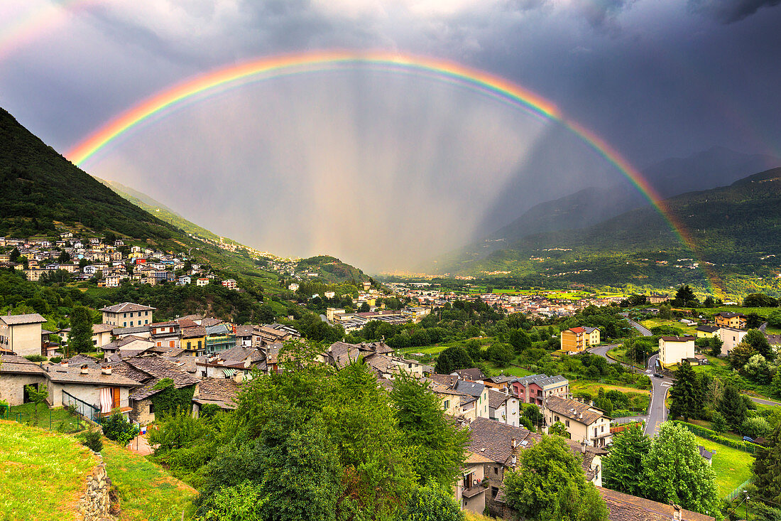 Regenbogen über dem Tal, Valtellina, Lombardei, Italien, Europa