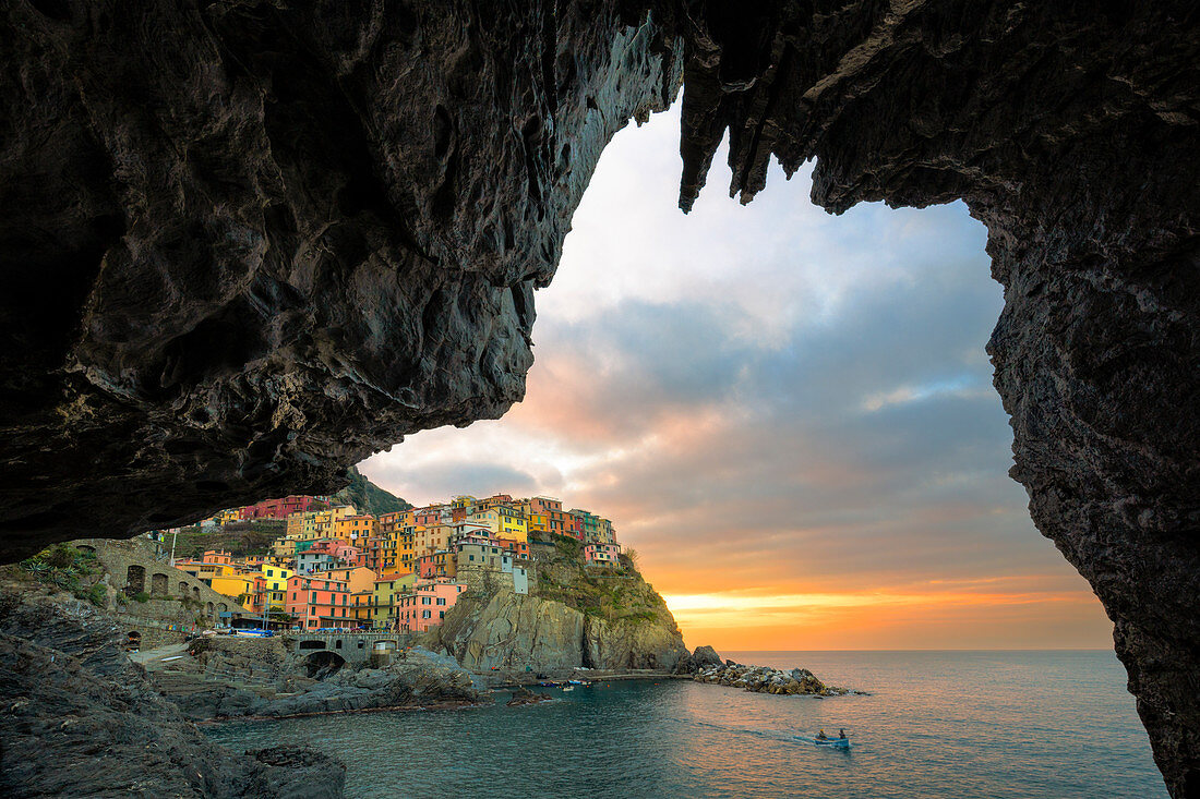 Sonnenaufgang im Dorf Manarola von einer Meereshöhle, Cinque Terre, UNESCO-Weltkulturerbe, Ligurien, Italien, Europa