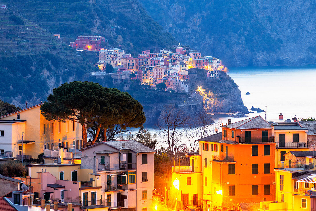 Dorf von Manarola mit Häusern von Corniglia im Vordergrund, Cinque Terre, UNESCO-Weltkulturerbe, Ligurien, Italien, Europa