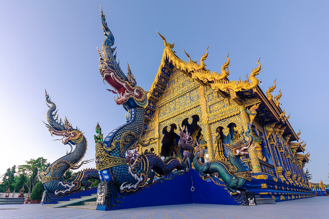 Außenansicht von Wat Rong Suea Ten (Blauer Tempel) in Chiang Rai, Thailand, Südostasien, Asien