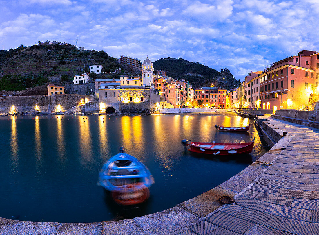 Verankerte Boote im Hafen von Vernazza in der Abenddämmerung, Cinque Terre, UNESCO-Weltkulturerbe, Ligurien, Italien, Europa
