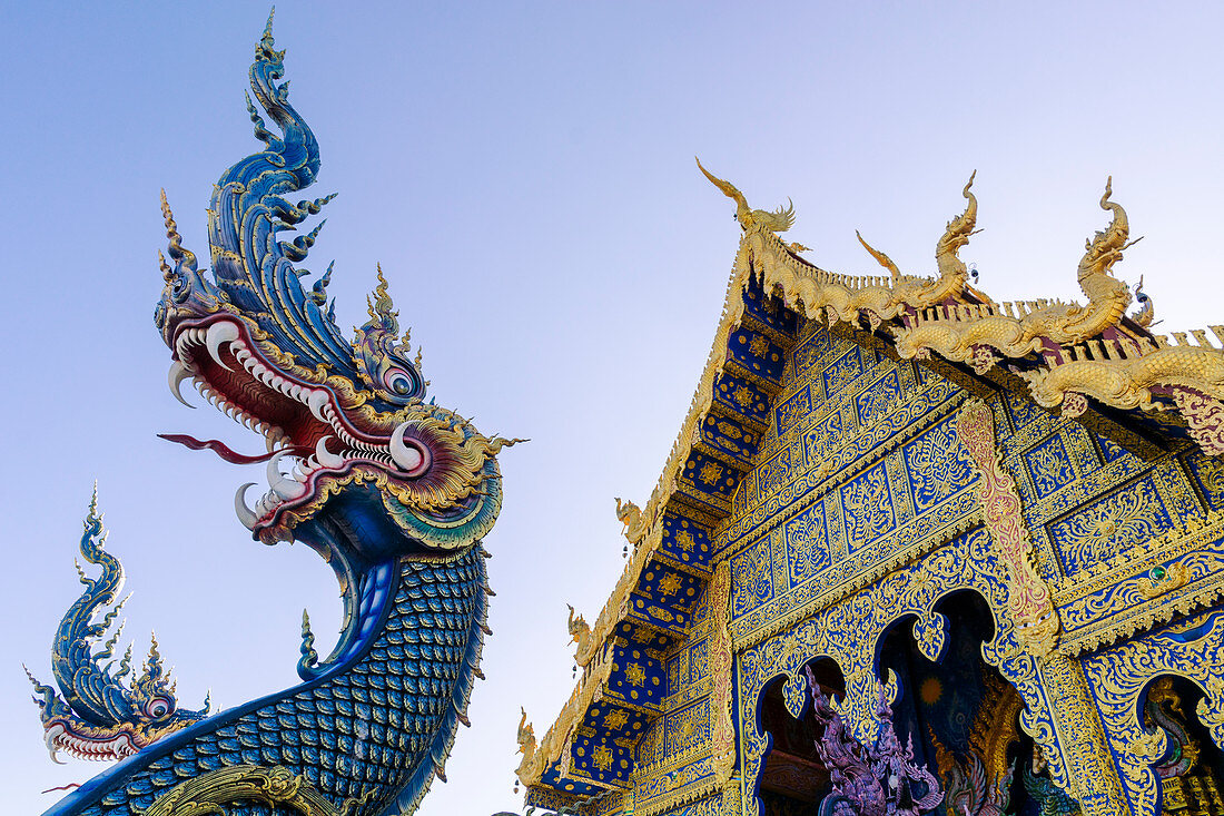 Vordereingang von Wat Rong Suea Ten (Blauer Tempel) in Chiang Rai, Thailand, Südostasien, Asien