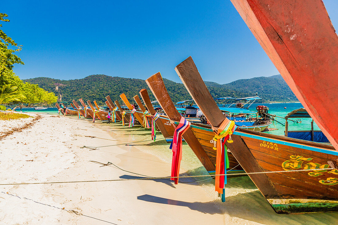 Longtail-Boote auf Ko Rawi Insel im Tarutao Marine National Park, in Thailand, Südostasien, Asien