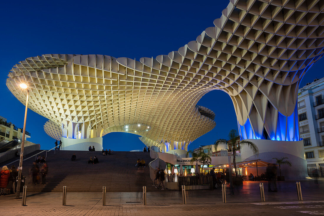 La Setas de Sevilla, Metropol Parasol ist eine Holzkonstruktion am Platz La Encarnacion bei Sonnenuntergang, Sevilla, Andalusien, Spanien, Europa