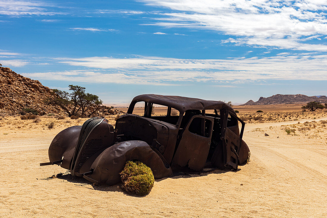 Ein verlassenes Auto, das 1934 bei einem Diamantenraub in Aus Vista, Namibia, Afrika, abgeschossen wurde