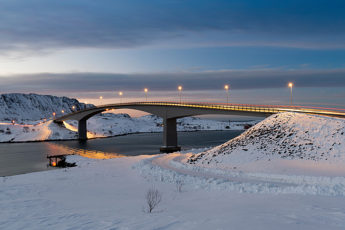 Fredvang-Brücke in der Nacht im Winter mit Schneedecke, Lofoten, Arktis, Norwegen, Europa