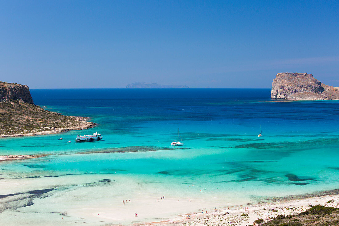 Blick über Balos Beach nach Gramvousa Bay und zur Insel Imeri Gramvousa, nahe Kissamos, Hania (Chania), Kreta, Griechische Inseln, Griechenland, Europa