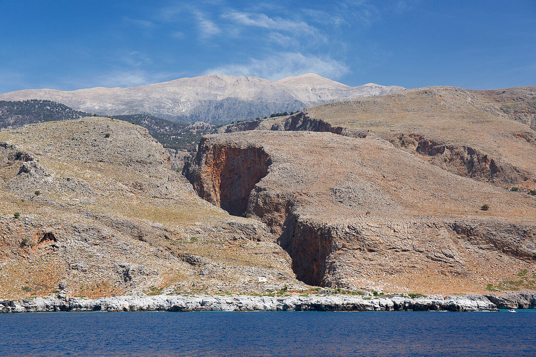 Blick vom Meer auf die Aradena-Schlucht und auf den entfernten Gipfel des Lefka Ori, Loutro, Hania (Chania), Kreta, griechische Inseln, Griechenland, Europa