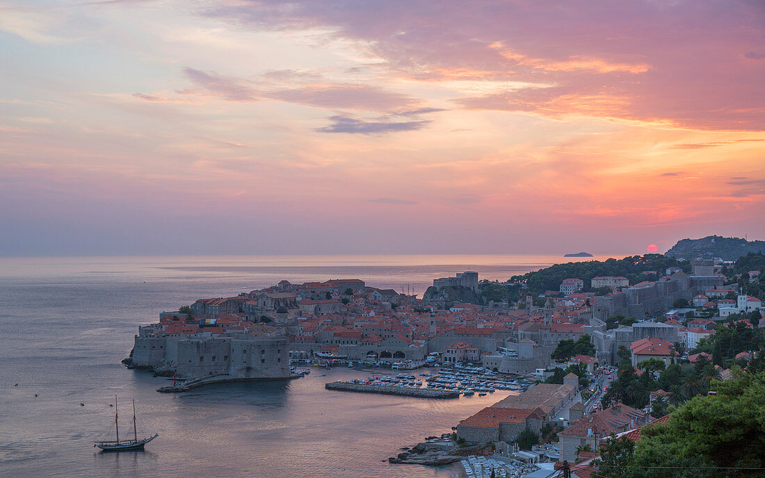 Blick über die Altstadt (Stari Grad), UNESCO-Weltkulturerbe, vom Hügel über der Adria, Sonnenuntergang, Dubrovnik, Dubrovnik-Neretva, Dalmatien, Kroatien, Europa