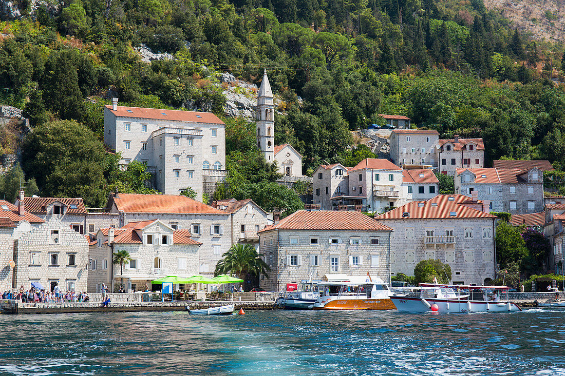 Blick vom Meer zu historischen Villen am Wasser mit Blick auf die Bucht von Kotor, Perast, Kotor, UNESCO-Weltkulturerbe, Montenegro, Europa