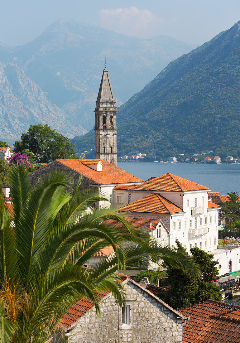Blick über Dächer auf die Bucht von Kotor, Glockenturm der St.-Nikolaus-Kirche (Sveti Nikola), Perast, Kotor, UNESCO-Weltkulturerbe, Montenegro, Europa
