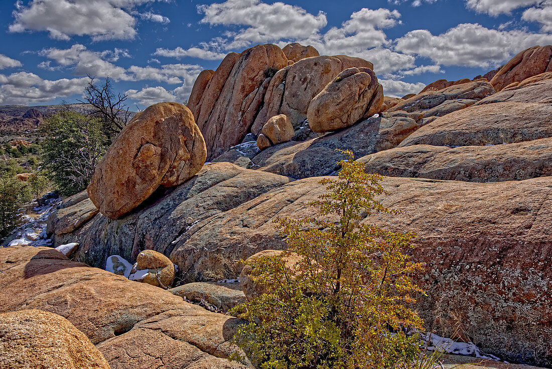 Große Felsbrocken auf einem abfallenden Granitvorsprung, entlang des PMBA-Pfades im Constellation Park in Prescott, Arizona, Vereinigte Staaten von Amerika, Nordamerika