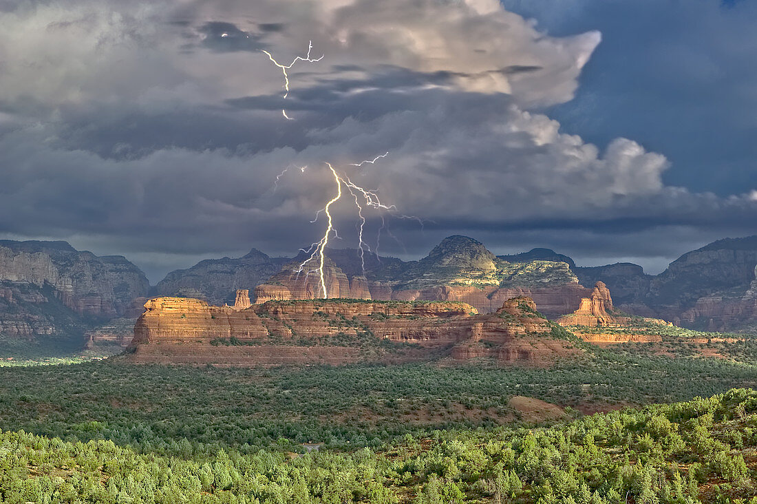 Red Rock Wilderness Lightning, ein Morgenblitzsturm über der geheimen Wildnis des Red Rock Mountain in Sedona, Arizona, Vereinigte Staaten von Amerika, Nordamerika