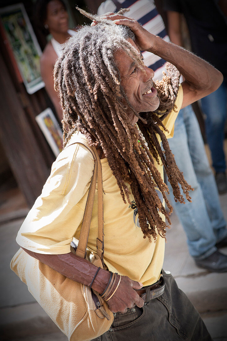 Kubanischer Rastafari in Havanna, Kuba\n