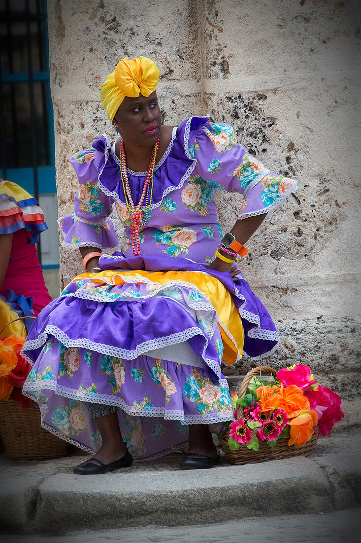 Kubanische Frau in traditionellem Kleid, Havanna, Kuba\n