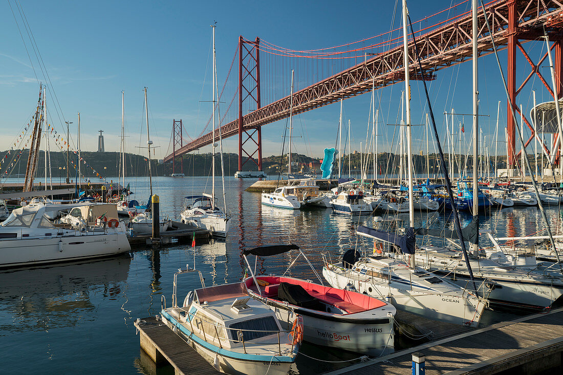 Yachthafen, Ponte 25 de Abril, Fluss Tajo, Lissabon, Portugal