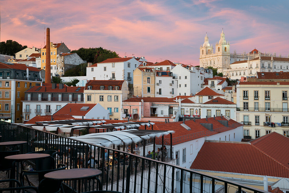 Blick über das Zentrum, Mirador das Portas do Sol, São Vicente of Fora, Lissabon, Portugal