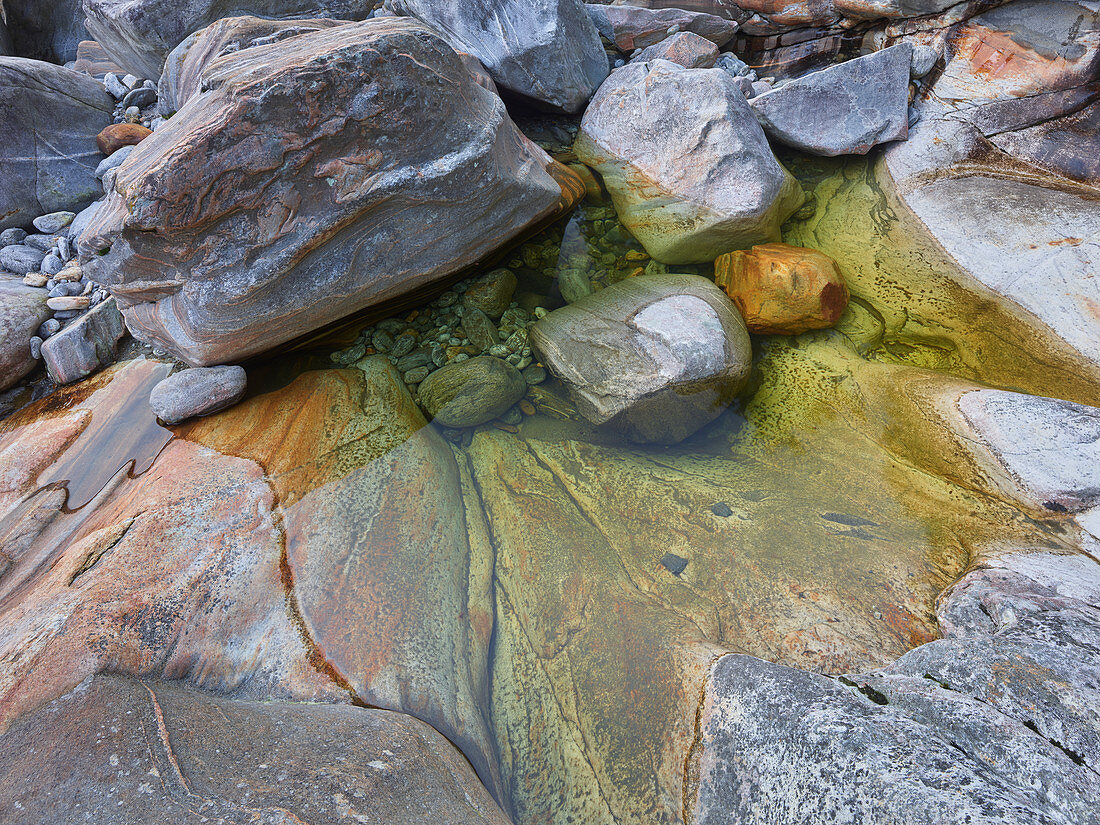 Felsen im Verzascatal, Fluss Verzasca, Tessin, Schweiz