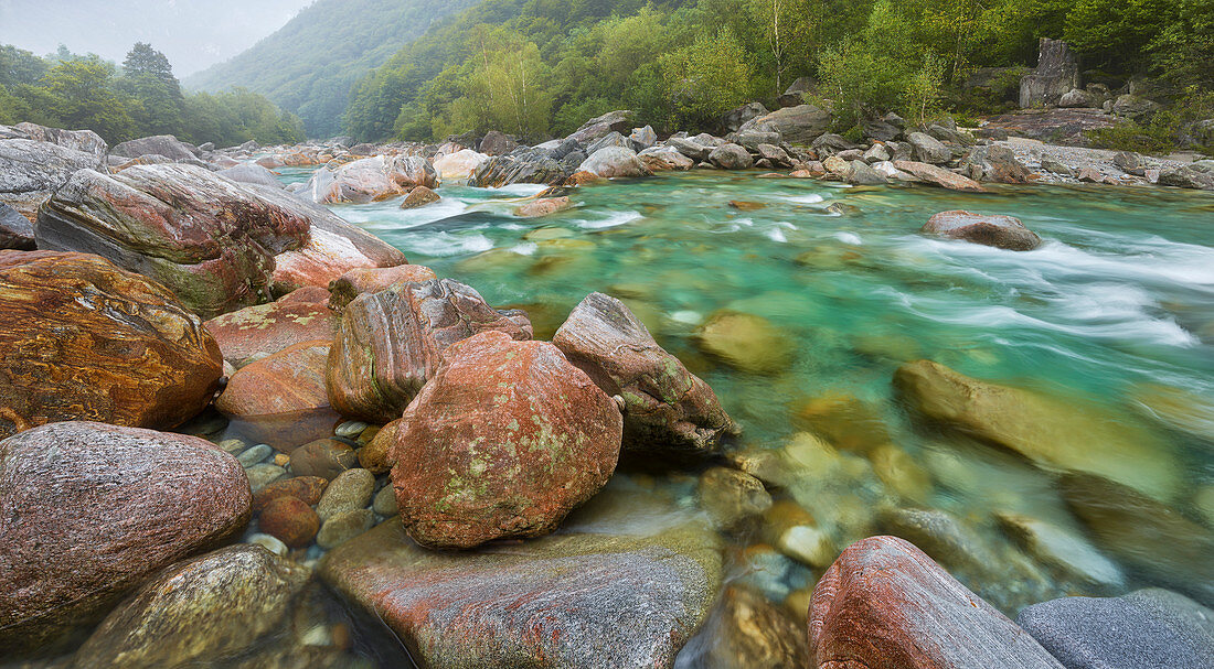 Felsen im Verzascatal, Fluss Verzasca, Tessin, Schweiz