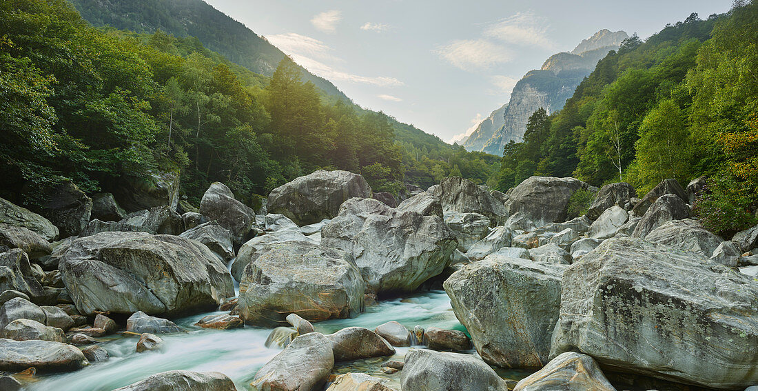 Felsen im Verzascatal, Fluss Verzasca, Tessin, Schweiz