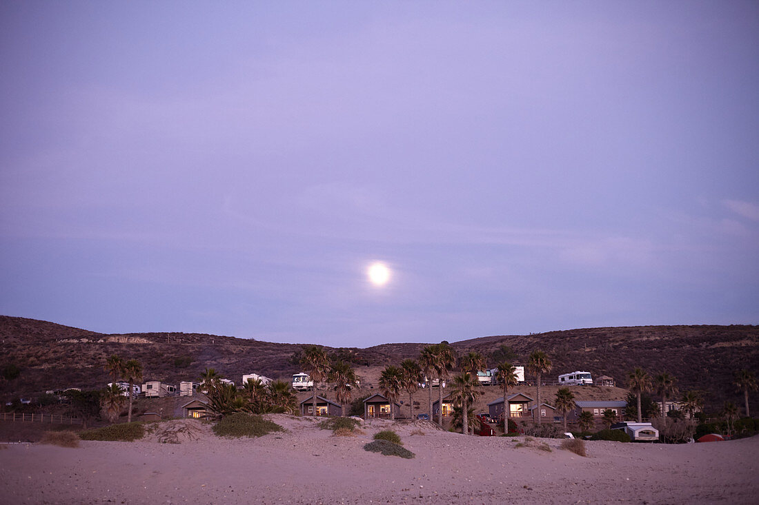 Abenddämmerung mit Vollmond am Jalama Beach Campground, Kalifornien, USA