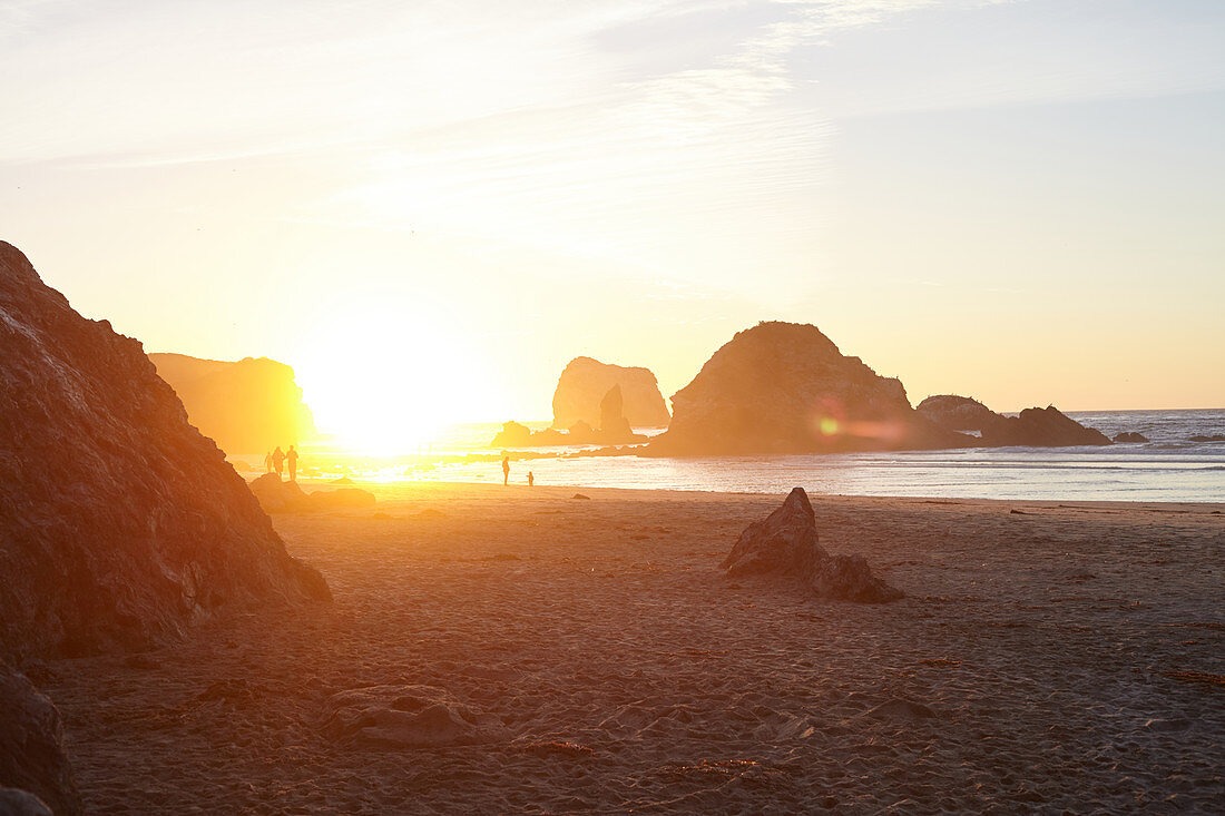 Sonnenuntergang am Strand von Big Sur, Kalifornien, USA