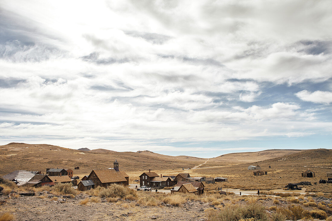 Blick auf die Geisterstadt Bodie bei bewölktem Himmel in der Eastern Sierra, Kalifornien, USA