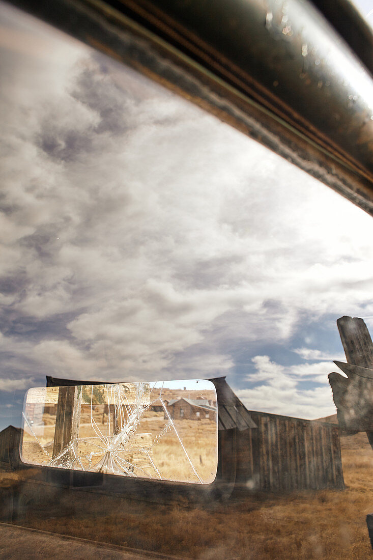 Blick auf einen zerbrochenenen Rückspiegel in der Geisterstadt Bodie, Eastern Sierra, Kalifornien, USA